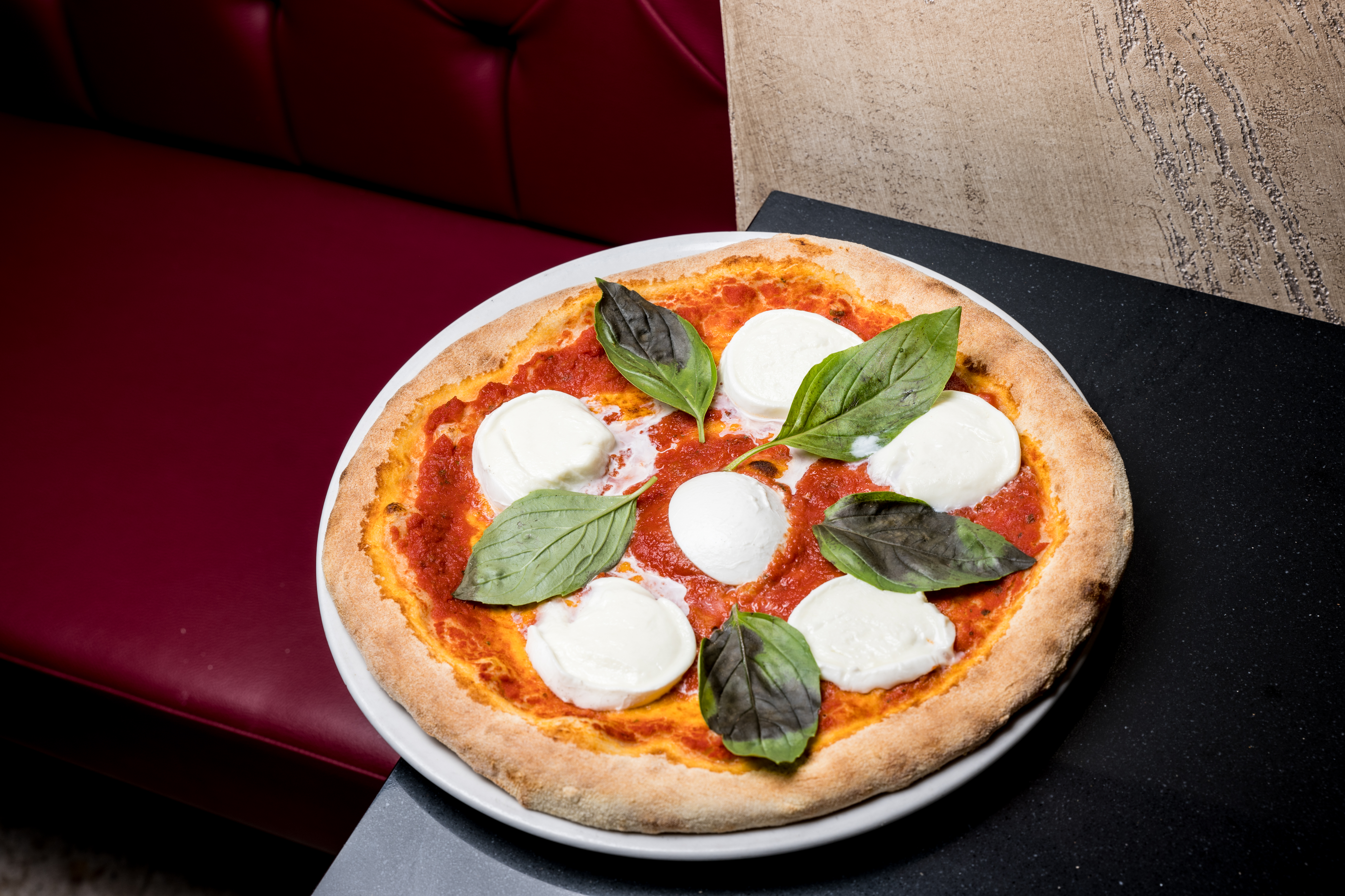 L1030401 Pizza gourmet con ingredienti freschi servita nel cuore di Brera alla Taverna del Borgo Antico