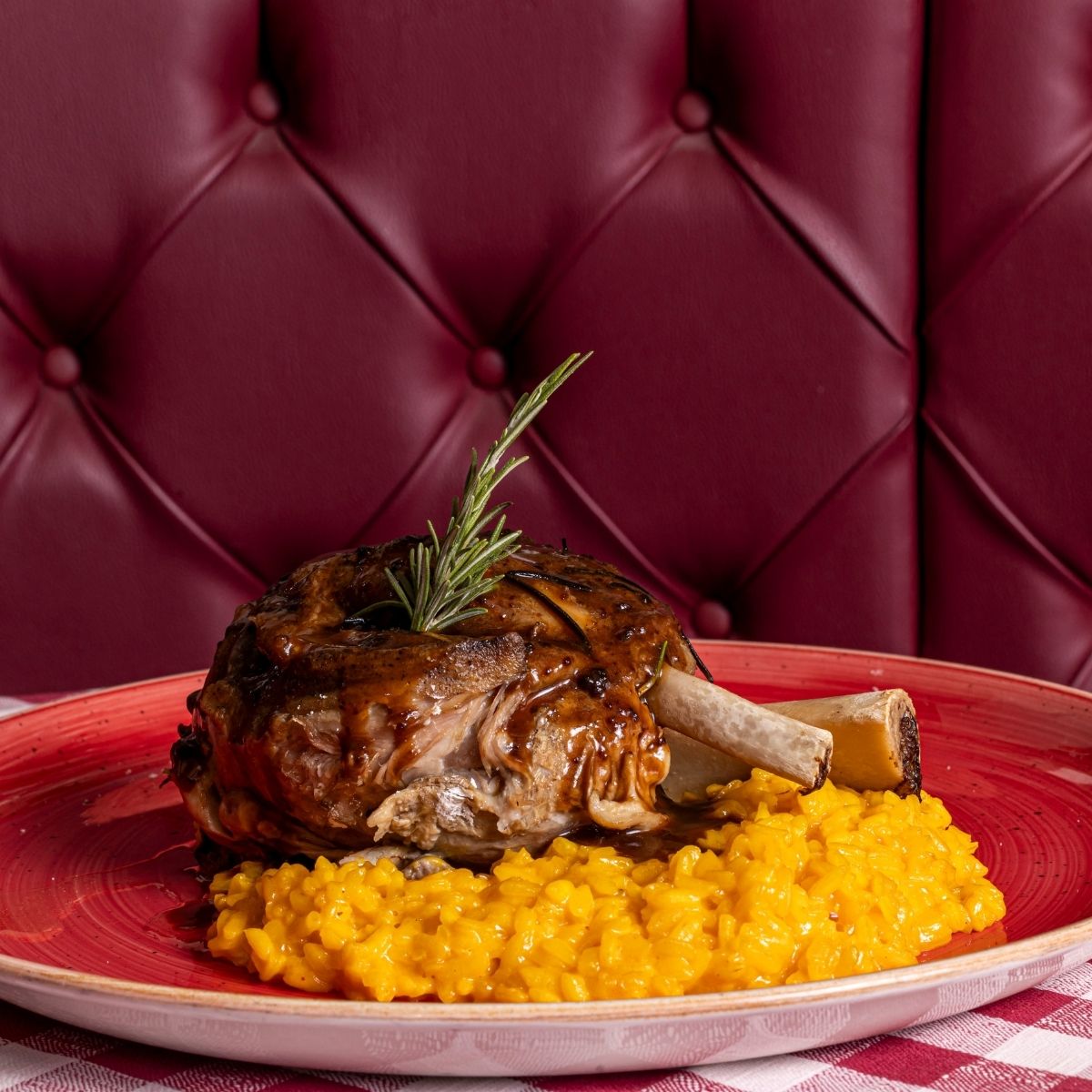 Ossobuco e risotto giallo tradizionale della Taverna del Borgo Antico Milano